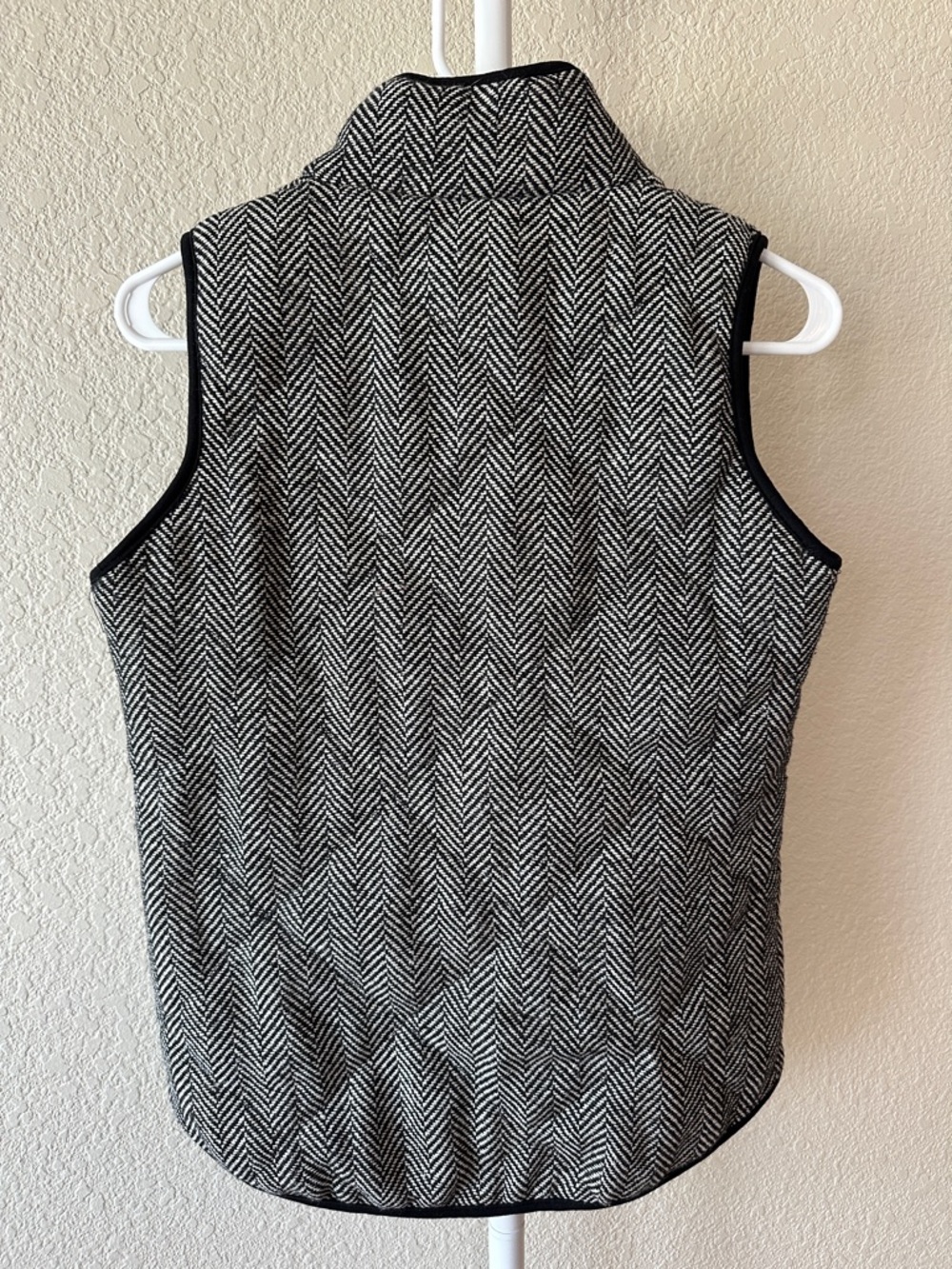 Black and white herringbone puff vest size medium - Picture 2 of 3